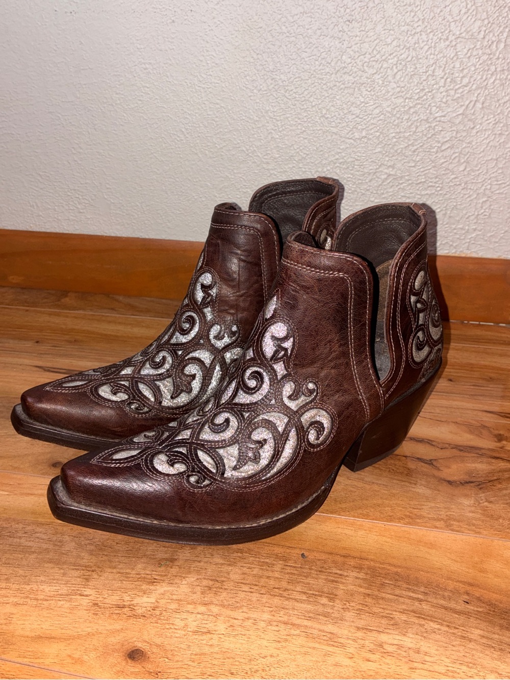 Ariat Womenβs Dixon Glitter Crackled Taupe/Silver Western Booties- Size 8.5 B